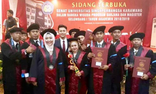 Petugas Kebersihan dan Satpam Kampus Lulus Wisuda