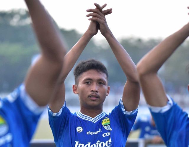 Ilham Dipromosikan Bersama Pemain Senior