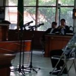 Wahid Disogok Sandal dan Tas