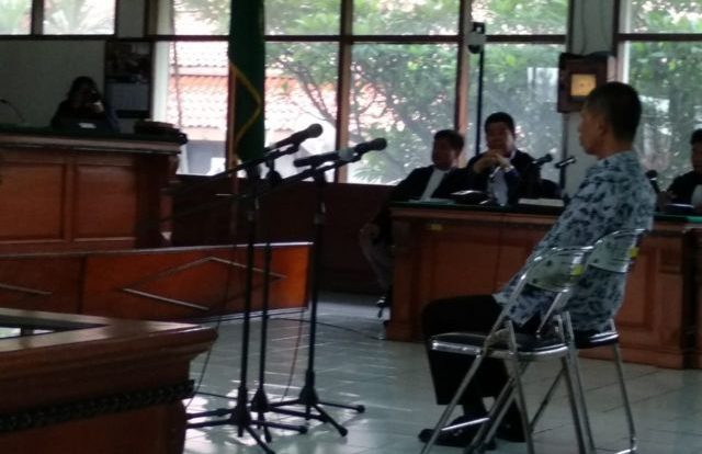 Wahid Disogok Sandal dan Tas