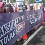 Aliansi Muslimah Jawa Barat (AMJ) melakukan aksi unjukrasa menolak keberadaan LGBT di Jawa Barat. Aksi dilakukan di depan Halaman Gedung Sate Bandung,