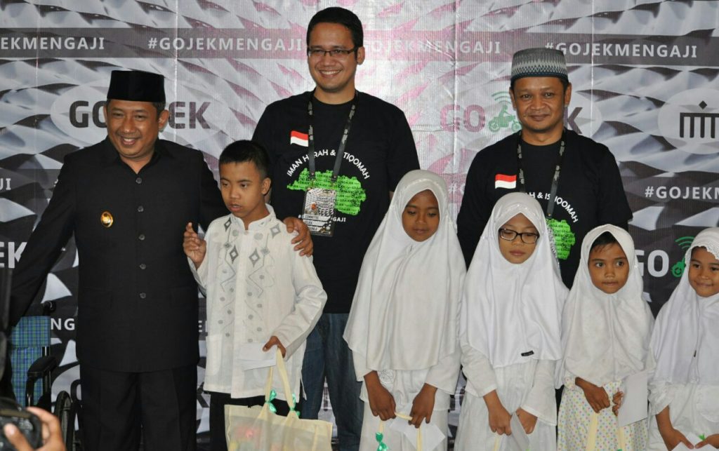 Ratusan Driver GO-JEK Ngaji Bareng dan Santuni 100 Anak Yatim