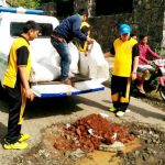 Jajaran Lantas Inisiatif Tutup Jalan Berlubang