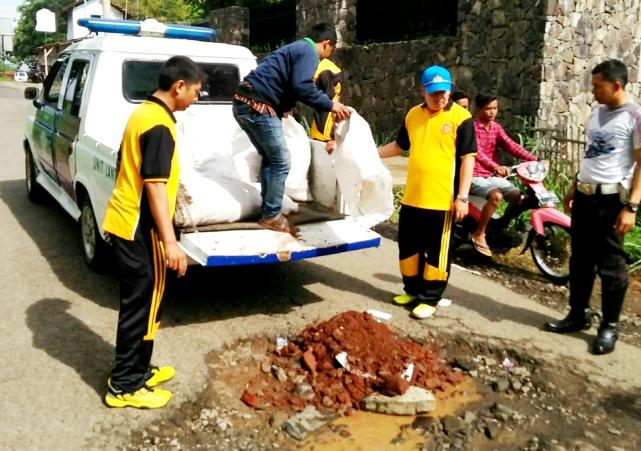Jajaran Lantas Inisiatif Tutup Jalan Berlubang