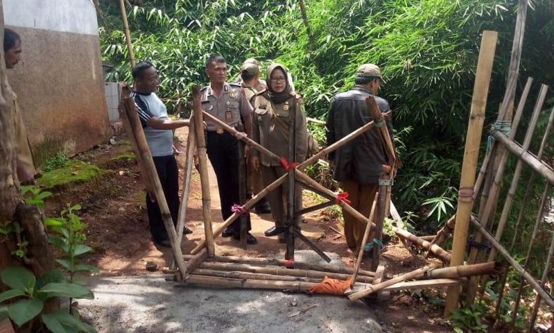 Camat Berikan Respon Tebing Rawan Longsor Camat Berikan Respon Tebing Rawan Longsor