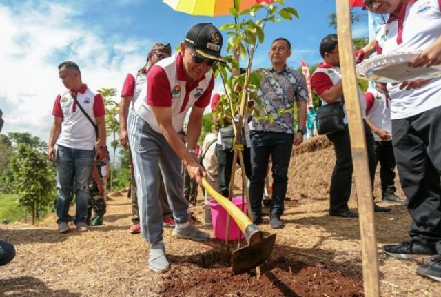 Tanam Pohon untuk Menambah RTH