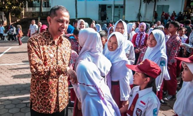 Luncurkan Beasiswa untuk Anak Putus Sekolah