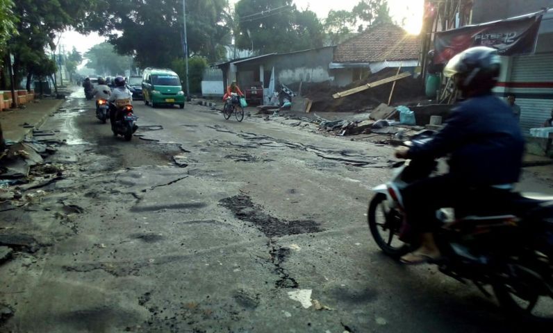 Tiga Kali Aspal Mengelupas Tiga Kali Aspal Mengelupas