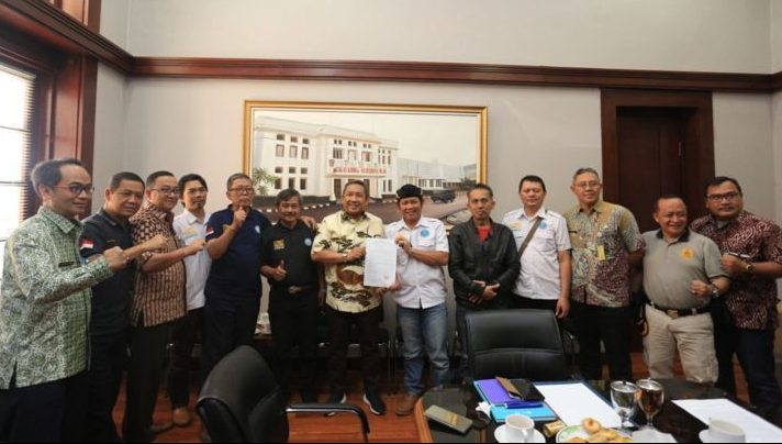 PKL Cicadas Ingin Jualan Berhadapan