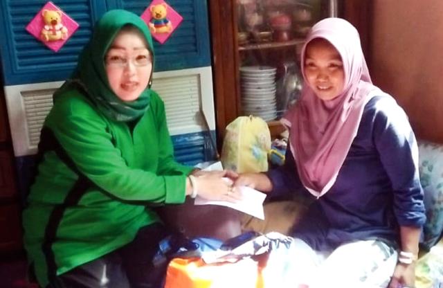 Tim PKK Pondok Salam Jenguk Korban Longsor