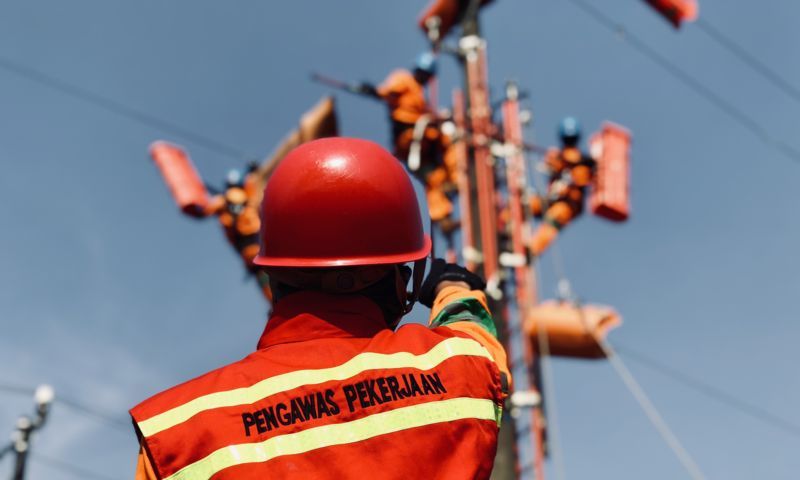 Memahami Gangguan Ketenagalistrikan Melalui Life On The Line