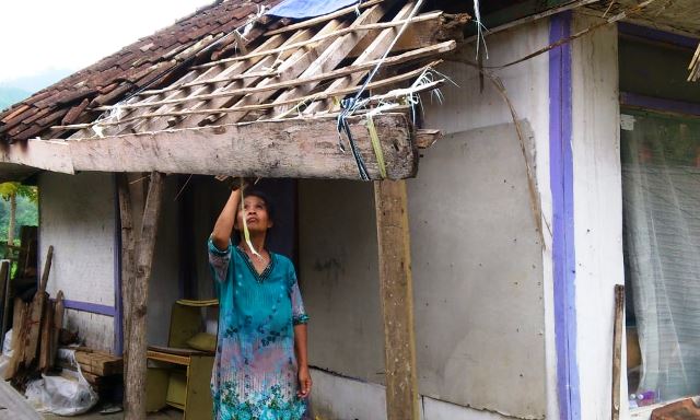 Rumah Kartikawati Butuh Perbaikan Rumah Kartikawati Butuh Perbaikan