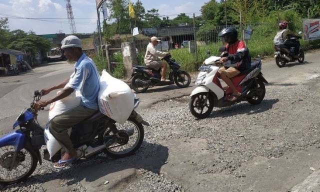 Jalan Penghubung Empat Desa Rusak Parah