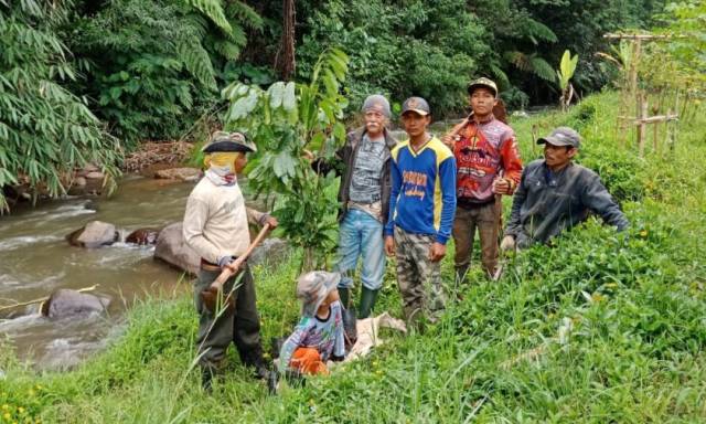 Warga Pasirjambu Gerakan Tanam Pohon