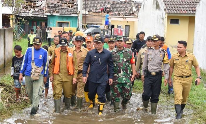 Emil Kucurkan Bantuan ke Rancaekek