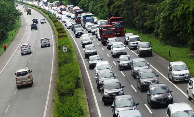 Kondisi jalan tol Cileunyi mengalami penumpukan kendaraan