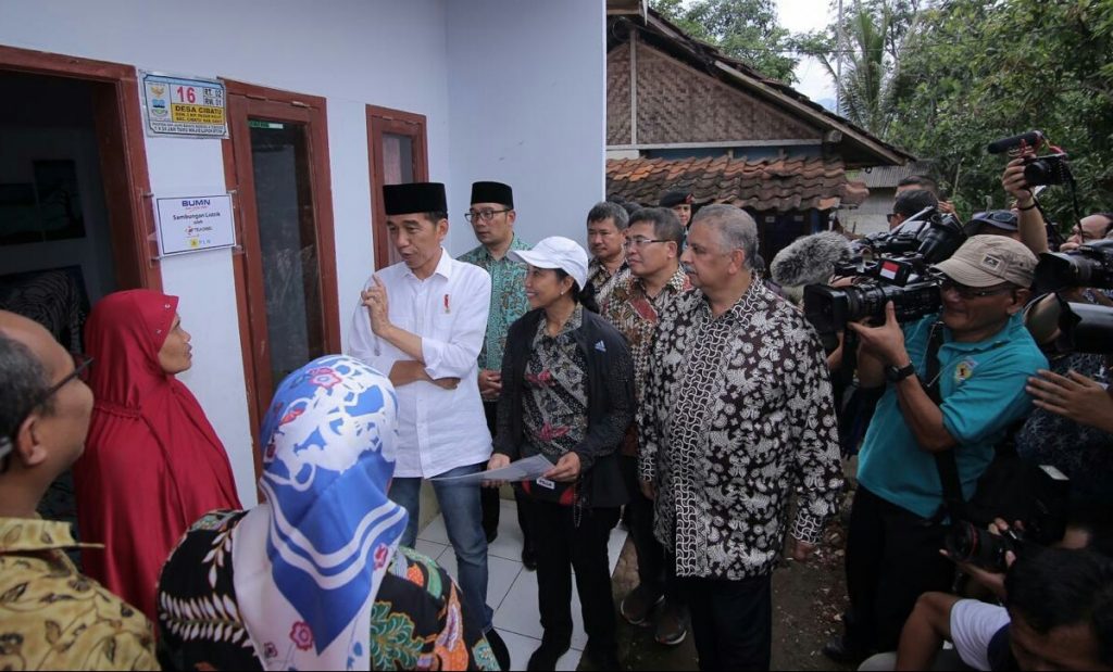 Presiden Kunjungi Rumah Warga, Sambung Listrik Gratis