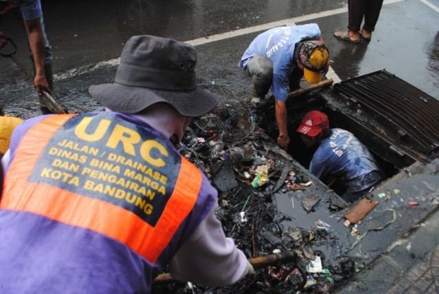 Berikan Vaksin ke Petugas