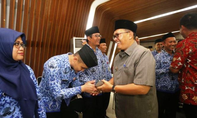 Usulkan Buat Perda Disiplinkan PNS