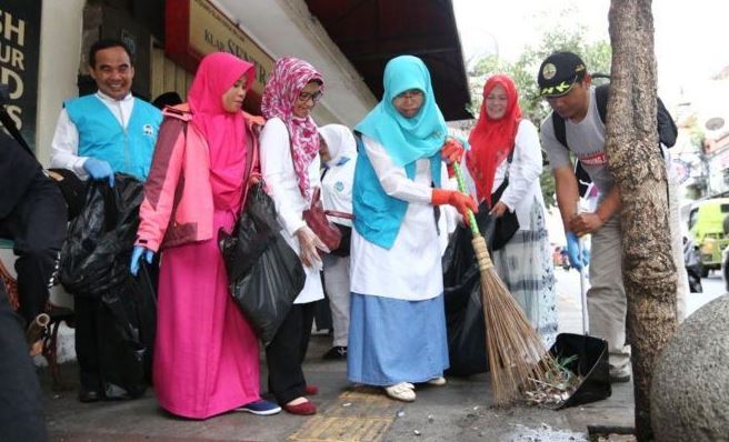 Rayakan Tahun Baru Sampah Berserakan