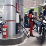 Minyak mentaIlustrasi: Antrean di tempat pengisian bahan bakar minyak (BBM).h dunia mahal, pertalite tak ikut naik