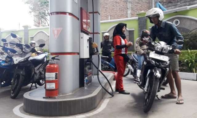 Minyak mentaIlustrasi: Antrean di tempat pengisian bahan bakar minyak (BBM).h dunia mahal, pertalite tak ikut naik