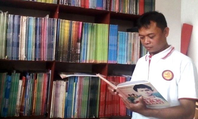 Kisah Penggerak Literasi yang Berawal dari Koleksi Tiga Buku Bekas Kisah Penggerak Literasi yang Berawal dari Koleksi Tiga Buku Bekas
