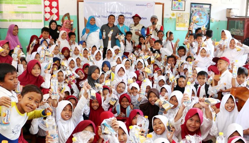 Aksi Trauma Healing Garudafood di Selat Sunda