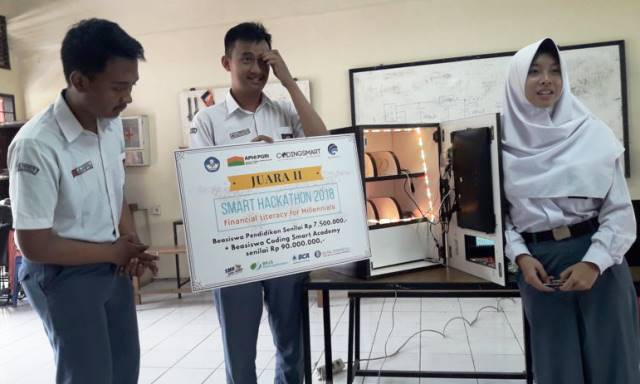 Tiga Siswa Ciptakan Aplikasi Digital Tiga Siswa Ciptakan Aplikasi Digital