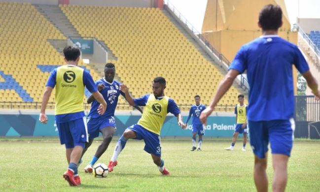 Diguyur Hujan Pemain Tetap Berlatih latihan persib