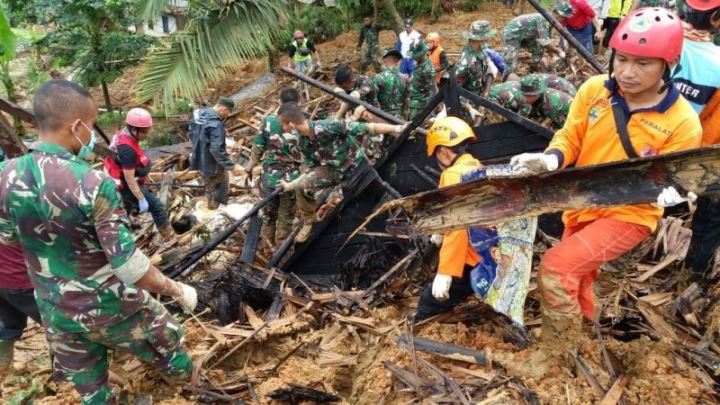 Jalan Butut Sulitkan Evakuasi Jalan Butut Sulitkan Evakuasi