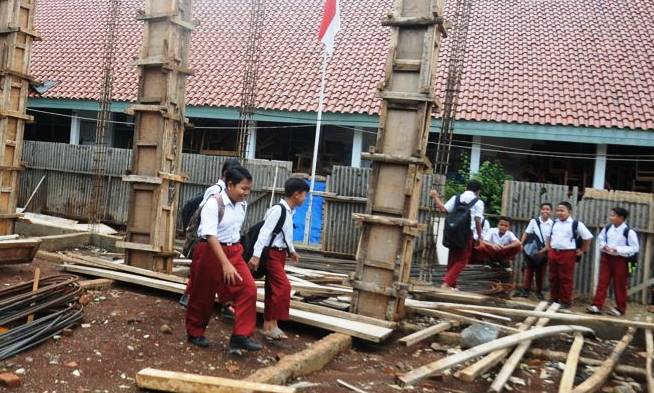 Sepuluh Ruang Kelas Dibongkar