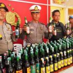 Polsek Ciwidey Sita Ratusan Botol Miras