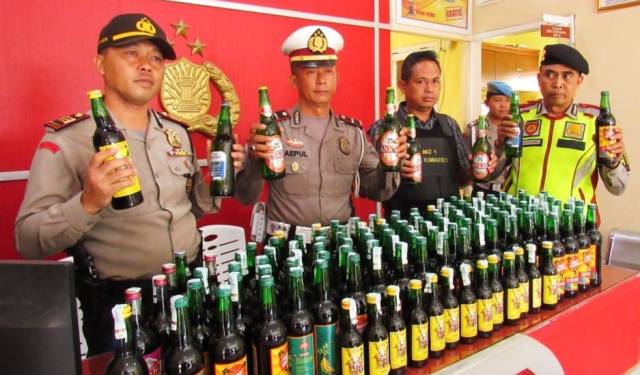 Polsek Ciwidey Sita Ratusan Botol Miras