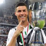 CR7 Bawa Trofi Juara CR7 Bawa Trofi Juara