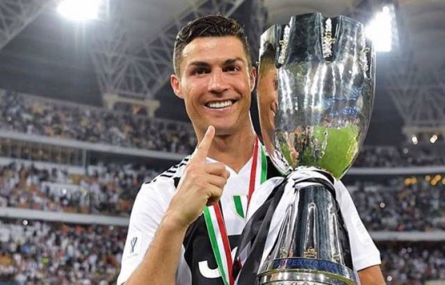 CR7 Bawa Trofi Juara