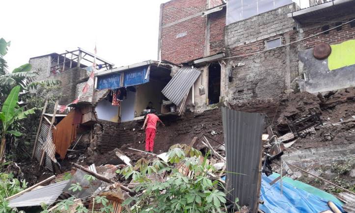 Empat Rumah Terancam Ambruk