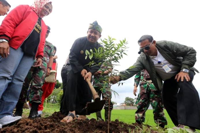 Sungai Cipamokolan Ditanami Pohon tanam pohon sungai cipamokolan