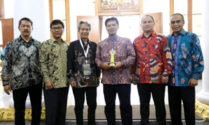Bupati Bandung Diganjar Penghargaan Bupati Bandung Diganjar Penghargaan