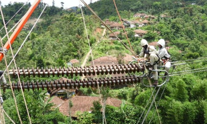 Dua Orang Pekerja PLN Berhasil Dievakuasi Dua Orang Pekerja PLN Berhasil Dievakuasi