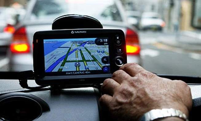 Ini Sanksi untuk Pengendara Operasikan GPS saat Berkendara