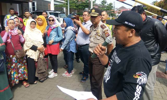 Warga Tertipu Dana Investasi Geruduk Koperasi Jasa Hukum Radio Mora