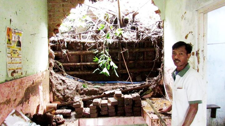 Satu Rumah Rusak Berat Akibat Longsor di Kabupaten Bandung