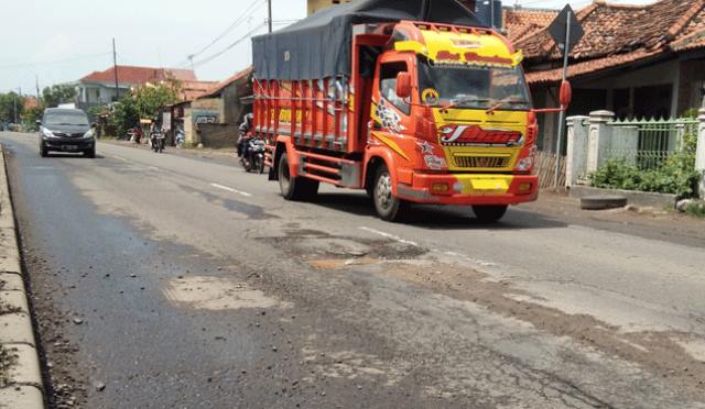 Jalan Pantura Indramayu Masih Berlubang