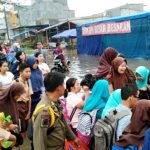 Kisah Warga Total Persada Yang Tetap Bertahan di Tengah Kepungan Banjir
