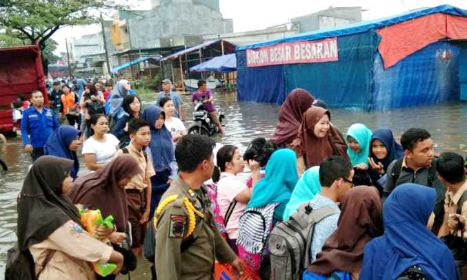 Kisah Warga Total Persada Yang Tetap Bertahan di Tengah Kepungan Banjir