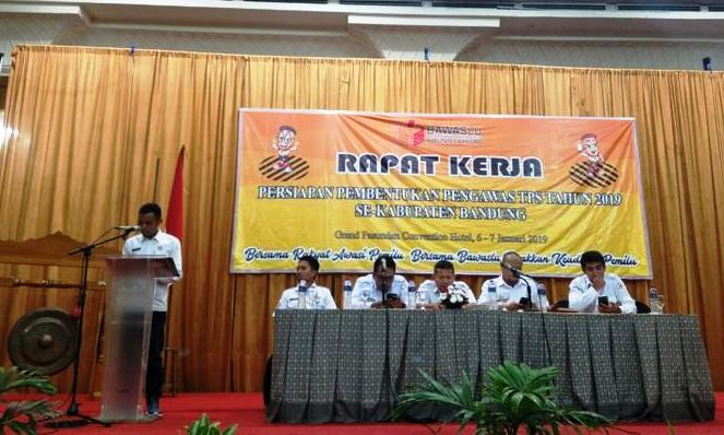 Libatkan Pemuda untuk Awasi Pemilu Koordintor SDM Bawaslu Kabupaten Bandung Kahpiana -