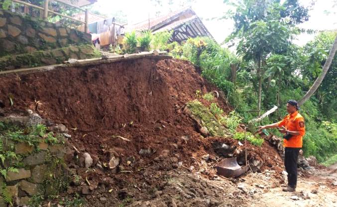 7 Kecamatan di KBB Dikepung Longsor, Pergerakan Tanah hingga Banjir Bandang