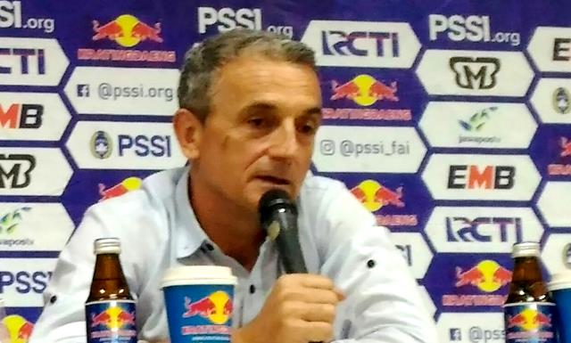 Coach Milo Bangga Tahan Imbang Persib