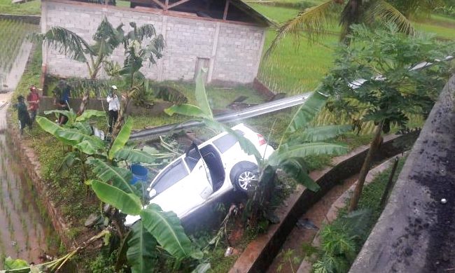 Mobil Dinas Pemkot Banjar Terjun ke Jurang